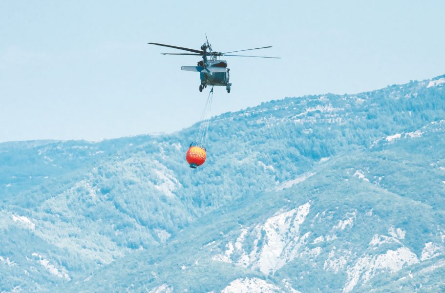 700 إسقاط مائي لفريق الإنقاذ الإماراتي ضمن جهود إخماد حرائق الغابات في ألبانيا