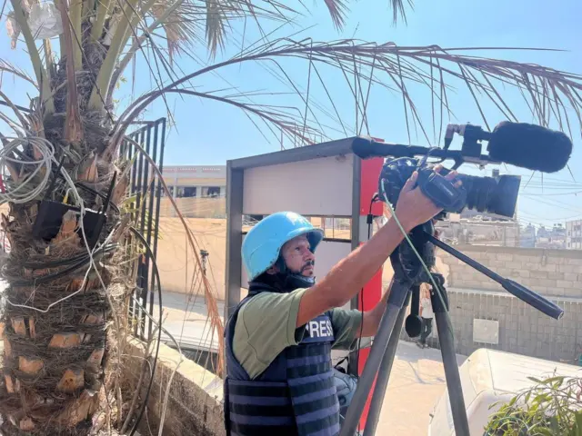 الصحفي المصور حسام المصري الذي كان يعمل لدى رويترز والذي قُتل في غارة إسرائيلية في مستشفى ناصر في خان يونس