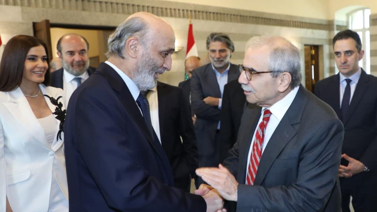 جعجع من السراي: حملة ظالمة… وليطرحوا الثقة بالحكومة جعجع من السراي: حملة ظالمة... وليطرحوا الثقة بالحكومة