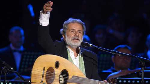 "تحية لغزة وضحايا بيروت".. مارسيل خليفة يغني في صيدا (فيديو)