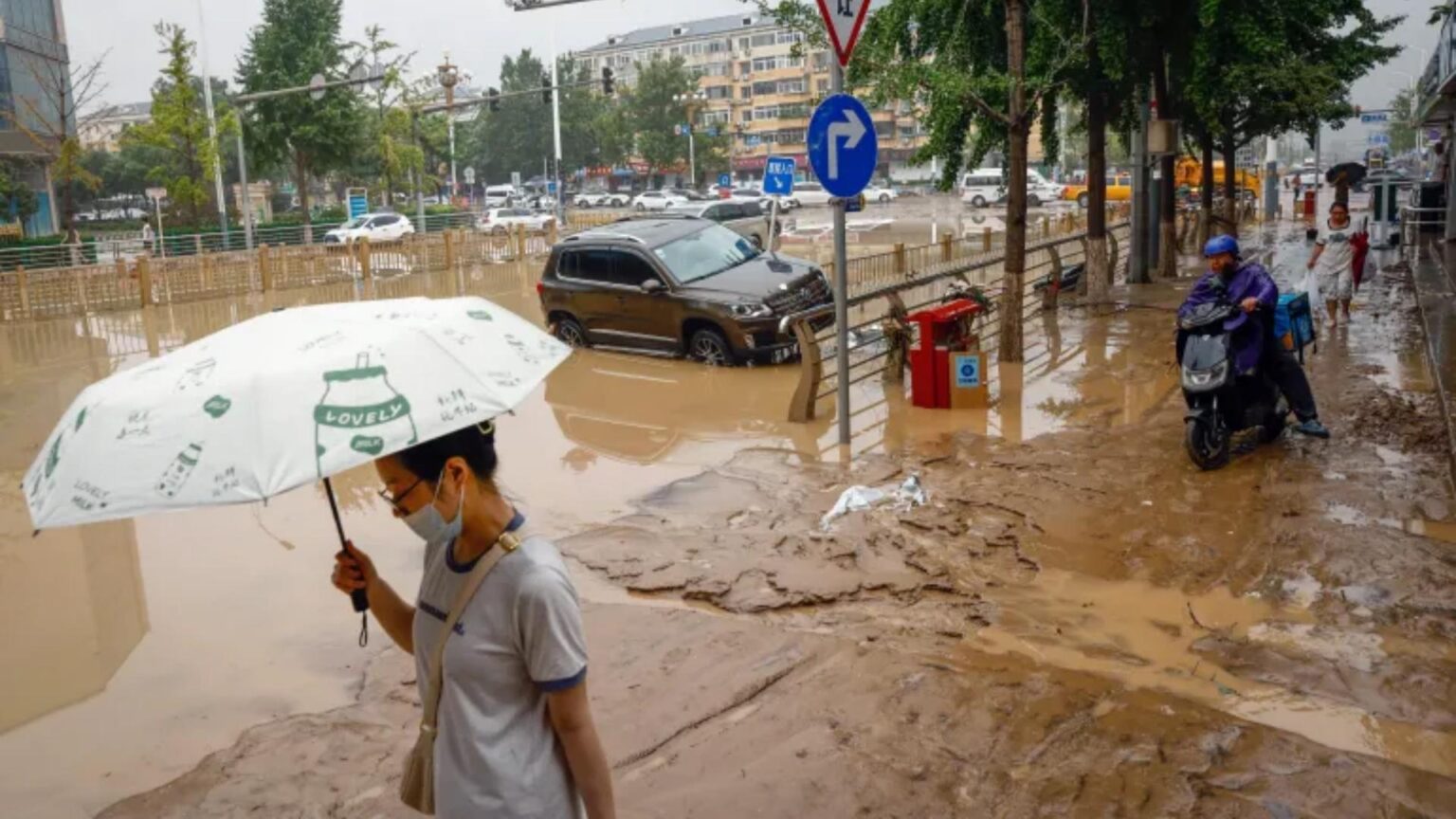 إجلاء 82 ألف شخص في بكين بسبب الأمطار الغزيرة