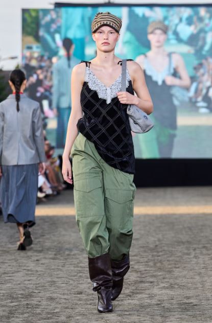 من عرض Baum und Pferdgarten لربيع وصيف 2026 في كوبنهاغن (انترنت)