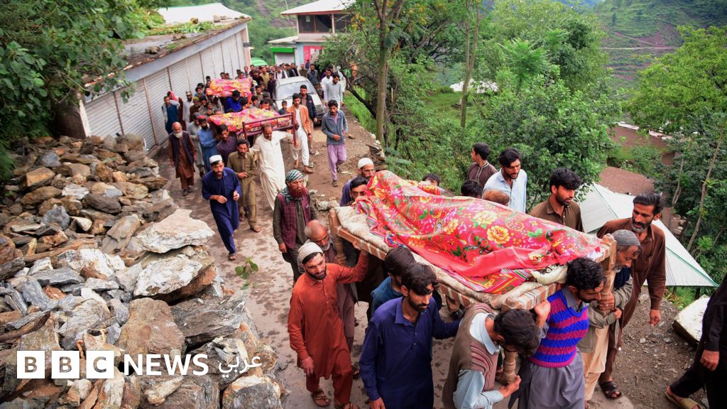 فيضانات باكستان المفاجئة تقتل المئات، والأمطار تعيق إنقاذ محاصرين