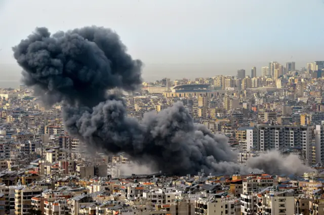 صورة لدخان يتصاعد على إثر غارة إسرائيلية استهدفت الضاحية الجنوبية لبيروت.