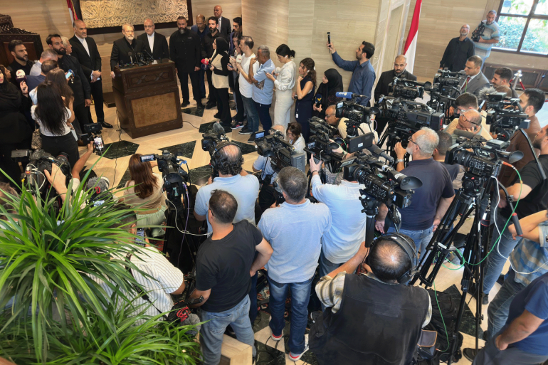 لاريجاني يصل لبنان.. ماذا تحمل الزيارة الإيرانية؟ الجزيرة نت