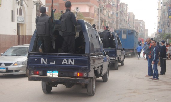 تبرعات بلا حدود.. أمن قنا يضبط مسجل خطر على الهواء أثناء بث مباشر من منزله بفرشوط