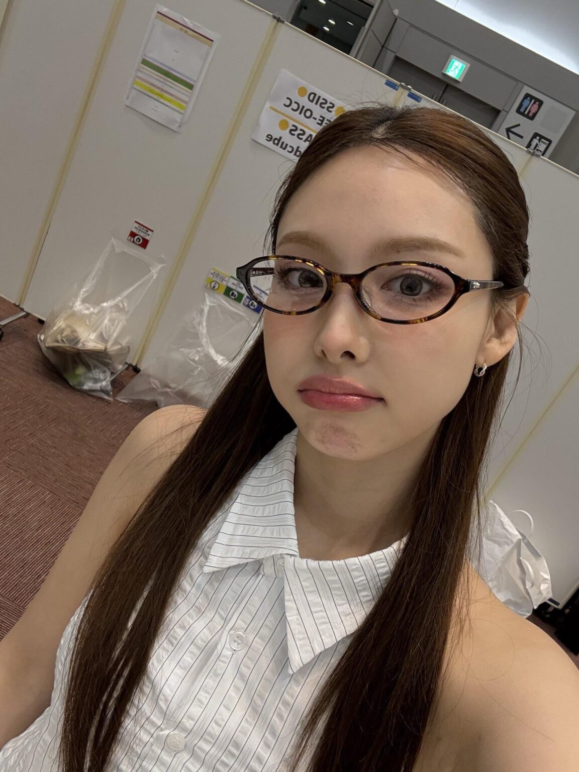 أي شخص يعرف أي نظارات يرتديها نايون هنا؟ 💖