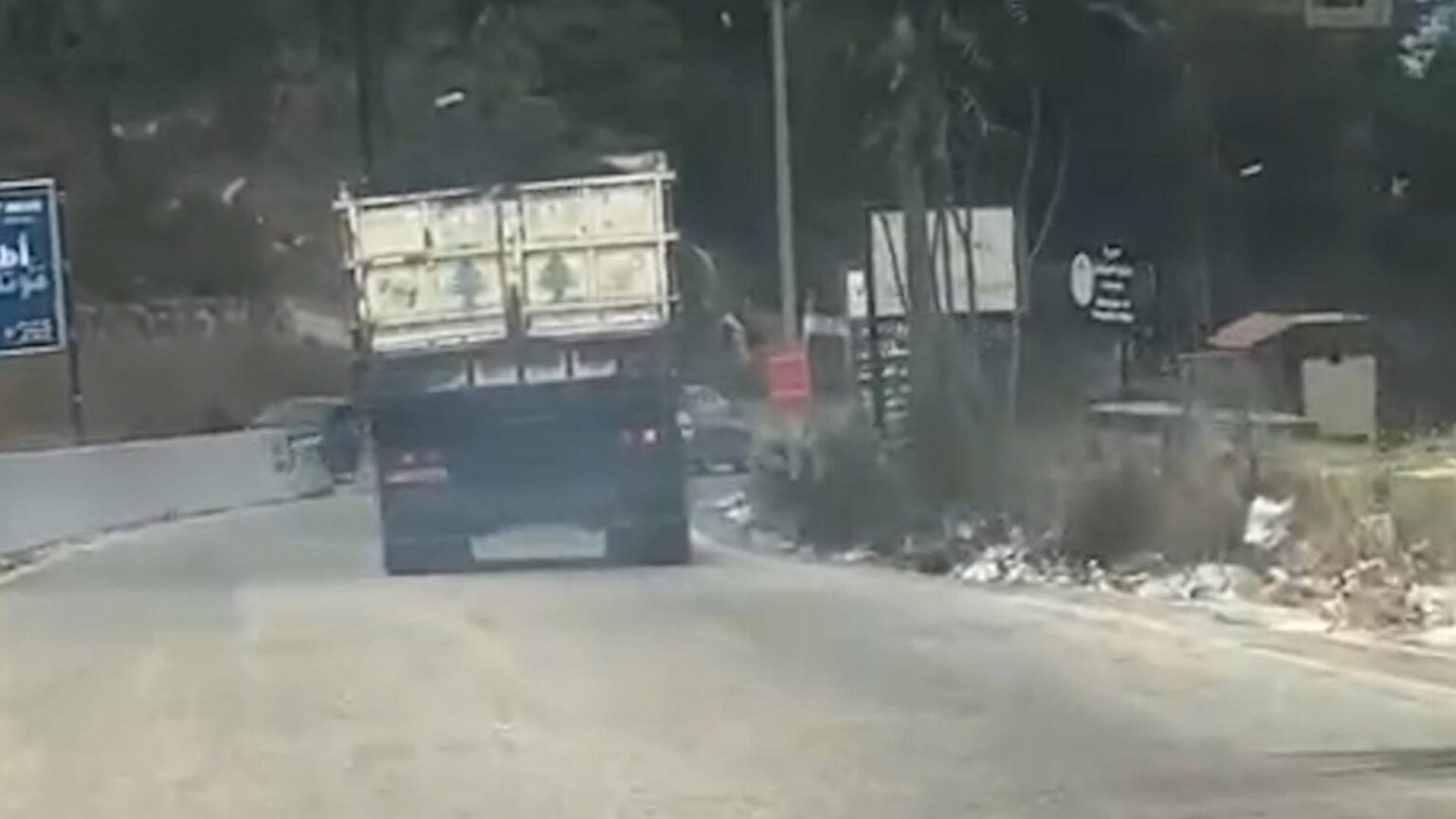 بالفيديو: انزلاق شاحنة زفت.. وكارثة على الطّريق