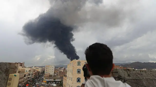 مصور صحفي يوثّق أول لحظات القصف الإسرائيلي على صنعاء اليوم