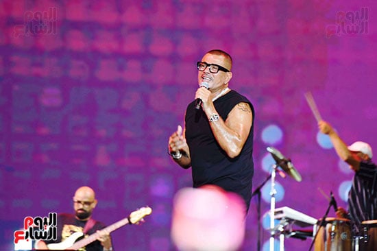 الفنان عمرو دياب يشعل الأجواء