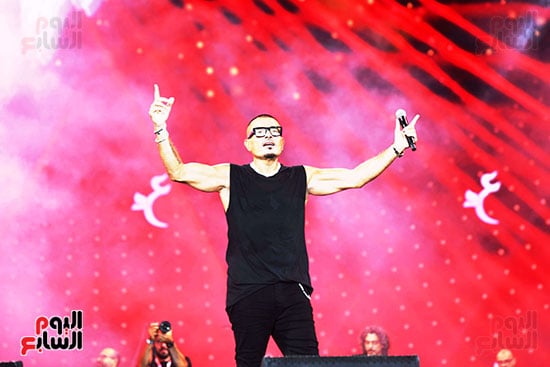 عمرو دياب يقدم أجمل الأغانى خلال الحفل عمرو دياب يقدم أجمل الأغانى خلال الحفل