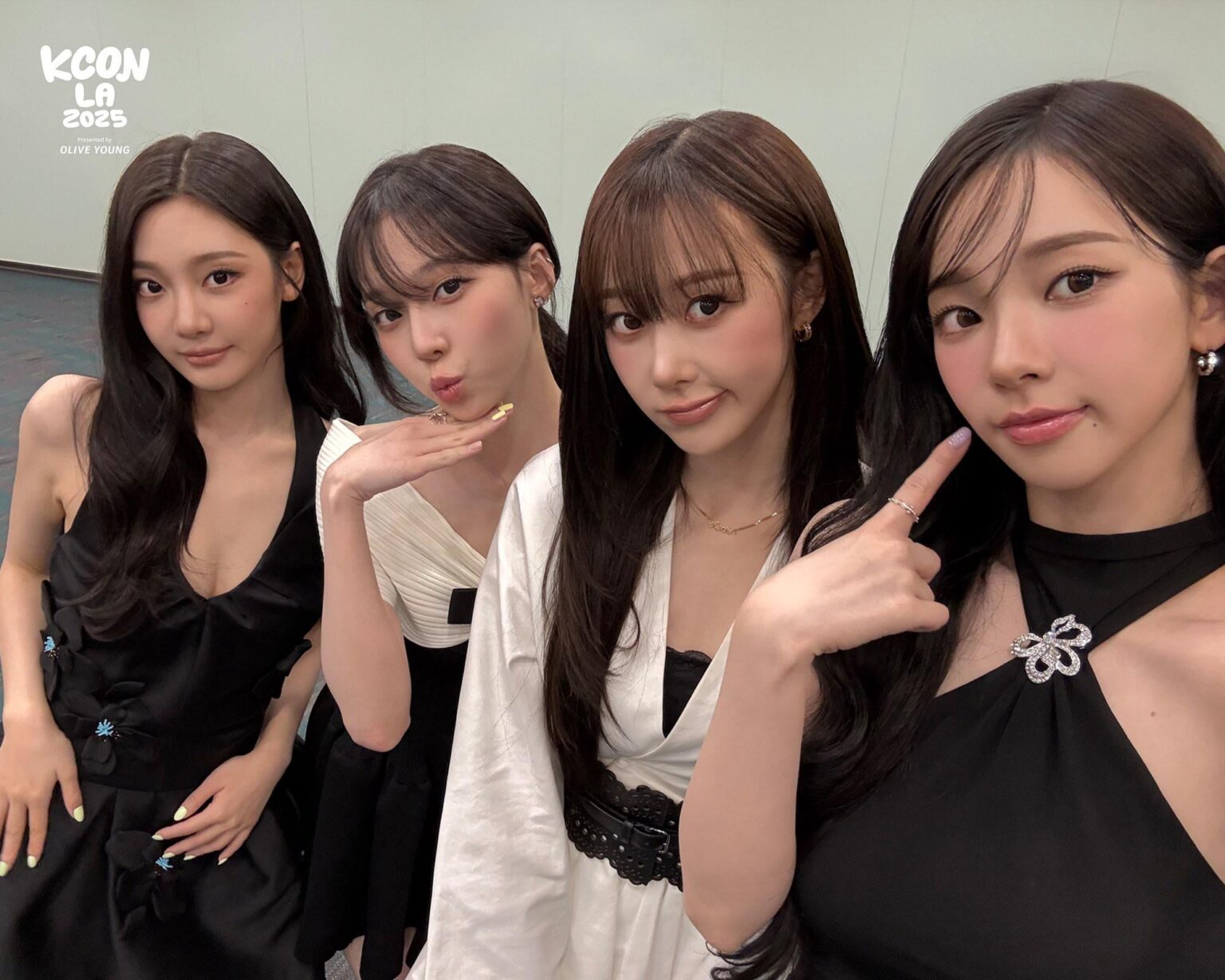 250803 KCON Twitter تحديث مع AESPA - [#KCONLA2025] selfie greenroom selfie