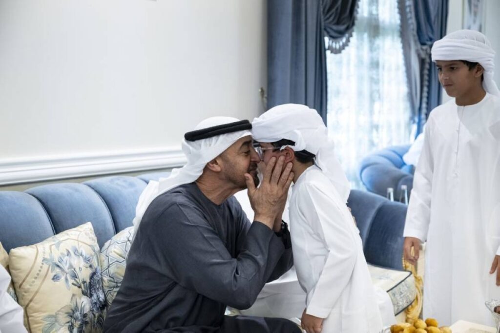 محمد بن زايد يقدم واجب العزاء في وفاة حمد الهاملي Al Bayan