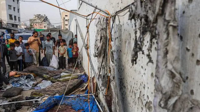 فلسطينيون يتفقدون خيمة قناة الجزيرة المدمرة في مستشفى الشفاء بمدينة غزة، في 11 أغسطس/آب 2025، عقب غارة جوية إسرائيلية ليلية