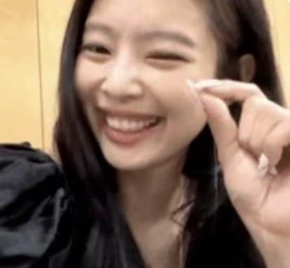 250806 جيني ، أرى هذا في كل مكان! هل يمكنك التوضيح من فضلك