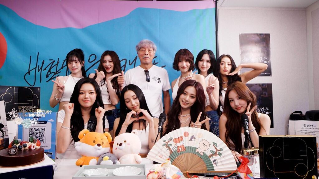 250804 Baecamp Instagram Update - ✨ baecamp (배캠) في Lollapalooza ✨ زيارة مفاجئة للاستوديو من ضيف ترحيب للغاية ◡̈ ◡̈ ◡̈ Lollapalooza headliner 💗 ومجموعة الفتيات التمثيلية في البلاد التي أسرت العالم خارج K -pop - #twice أخذنا حلوة Splshot معًا! 😖📸