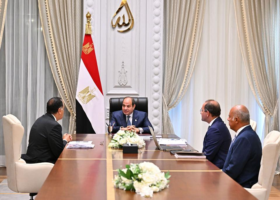 May be an image of 4 people, dais, the Oval Office and text