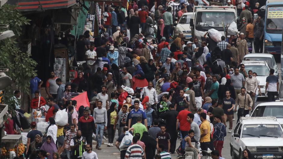 انخفاض المواليد.. عدد سكان مصر يزيد بمعدل 5000 نسمة في اليوم – DW – 2025/8/17