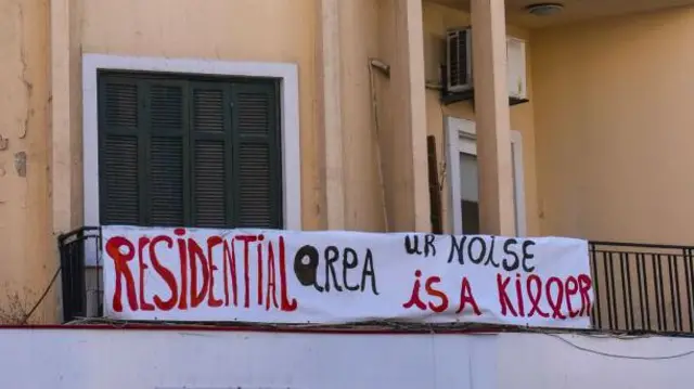 لافتة في شارع مار مخايل في بيروت كتب عليها "منطقة سكنية، ضجيجكم قاتل"