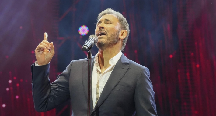 تفاصيل أزمة كاظم الساهر في مهرجان أهدنيات… طلب من منظمي الحفل حذف صورته | خبر كاظم الساهر