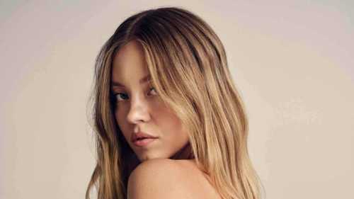 مواعيد غرامية وطلبوا عنوان المنزل.. سيدني سويني "تفضح" نجوم ليفربول