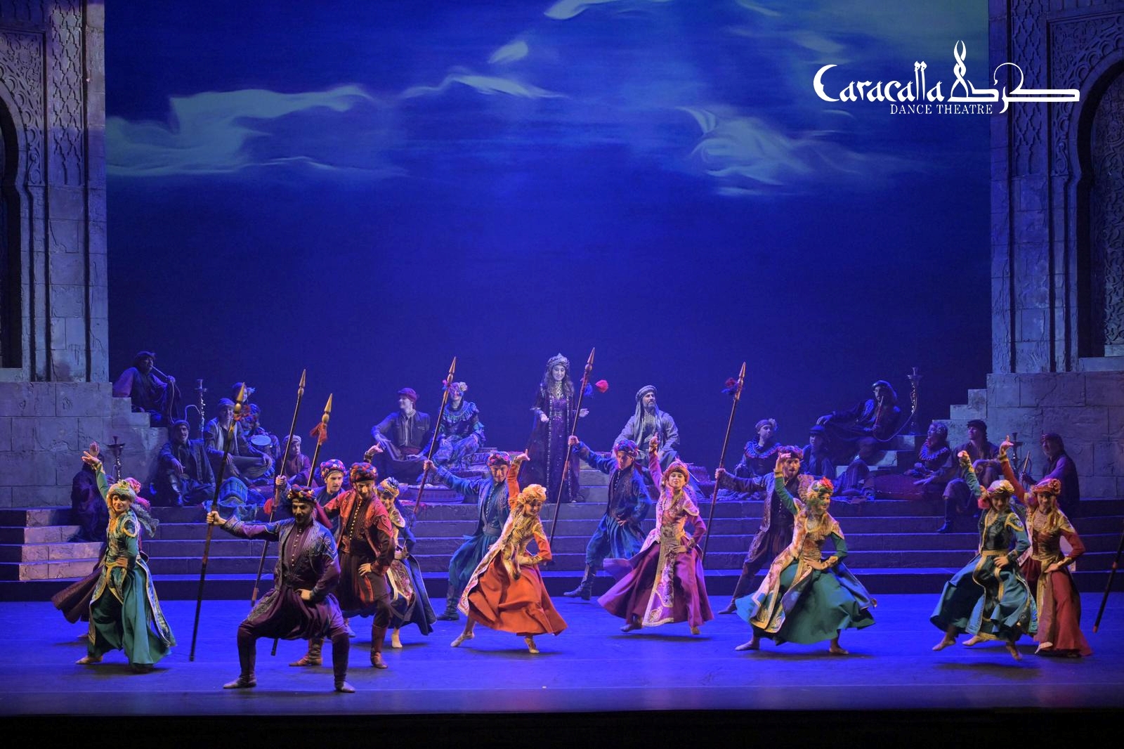 نجمة المسرحية هدى حدَّاد تغنِّي في مشهد راقص