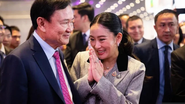 بايتونغتارن شيناواترا، تحي الجمهور وبجوارها والدها تاكسين شيناواترا