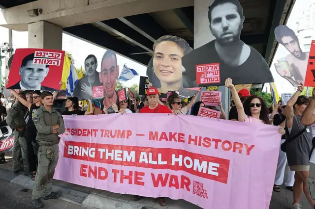 يتجمع المتظاهرون حاملين لافتات تطالب بإعادة الرهائن وإنهاء الحرب في غزة، خلال مظاهرة نظمتها عائلات الرهائن الإسرائيليين في 26 أغسطس/آب 2025