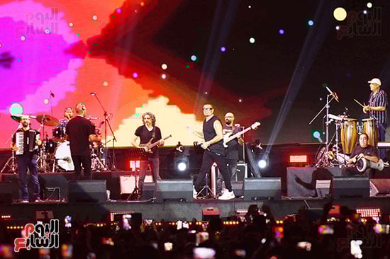 حفل الهضبة كامل العدد