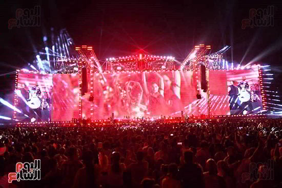 الجمهور يتفاعل مه الخضبة خلال الحفل الجمهور يتفاعل مه الخضبة خلال الحفل