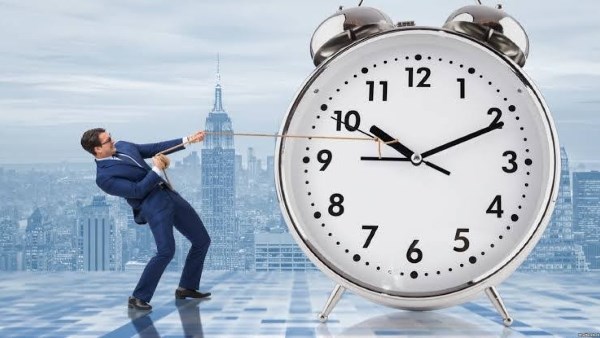 الساعة 12 صباحًا تعود 11 مساء خميس.. بدء التوقيت الشتوي 2025 هذا الموعد