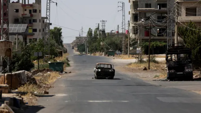 بقايا مركبات مدمرة، في أعقاب اشتباكات دامية بين مقاتلين دروز وقبائل بدوية سنية وقوات حكومية، في مدينة السويداء