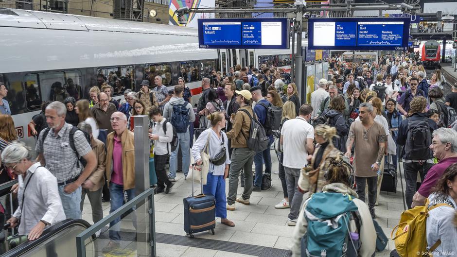 أزمة السكك الحديدية .. حكومة ألمانيا تطيح برئيس "دويتشه بان" – DW – 2025/8/14