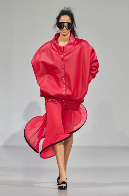 الاحمر في عرض Niklas Skovgaard لربيع وصيف 2026 في كوبنهاغن (انترنت)