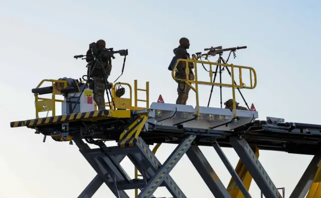 أفراد الأمن يراقبون من الأعلى بينما تستعد المرشحة الديمقراطية للرئاسة ونائبة الرئيس الأمريكي السابقة كامالا هاريس الصعود على متن طائرة الرئاسة الثانية في مطار هاري ريد الدولي في الأول من نوفمبر/تشرين الثاني 2024 في لاس فيجاس، نيفادا.