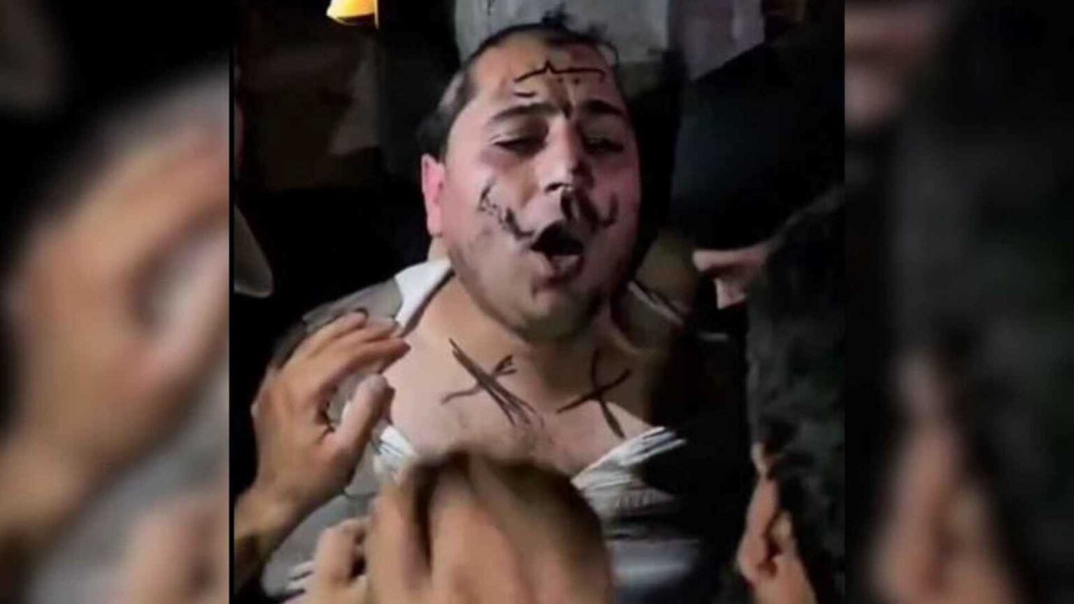 غضب في سوريا بعد اعتقال وسحل مطرب بريف حلب (فيديو) "لا مكان للكراهية هنا".. أستراليا تطرد كانييه ويست بسبب "هايل هتلر"