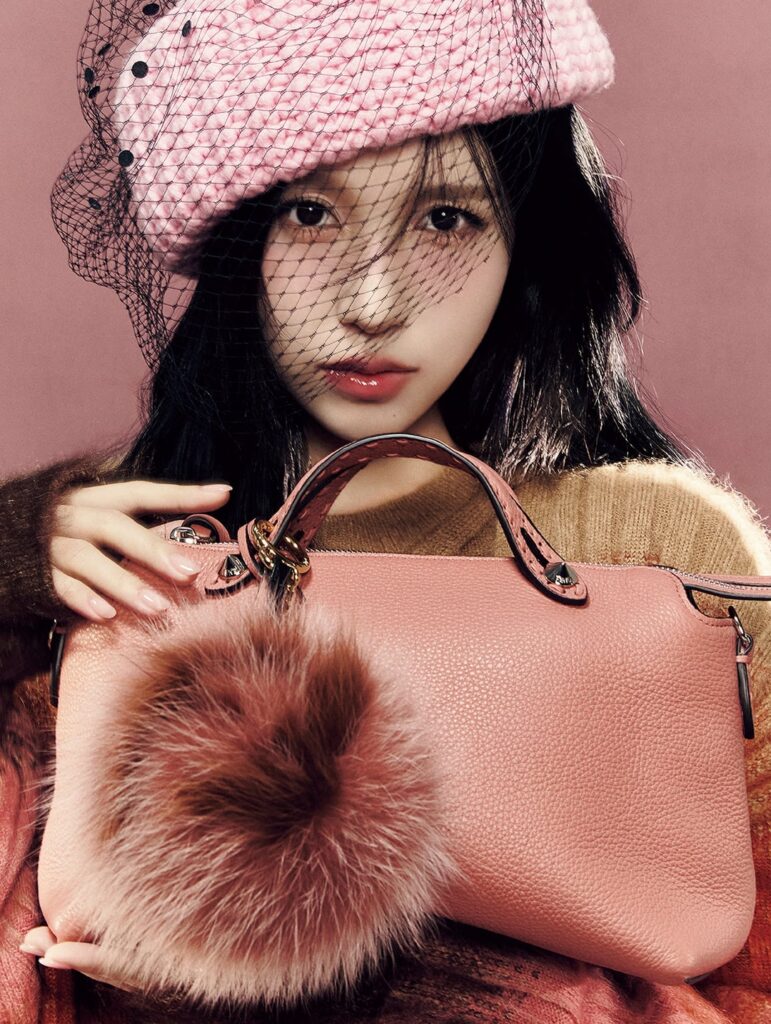 250825 Numero Japan Site - تُظهر مينا مرتين أول ظهور لها على غلاف عدد أكتوبر العادي من "Numero Tokyo". ترتدي فيندي ، تصبح سيدة في العصر الجديد