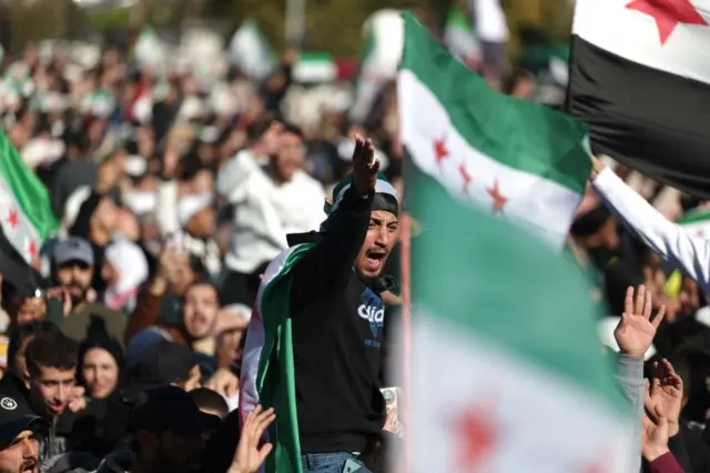 صورة لمتظاهرين يحتفلون بسقوط الأسد