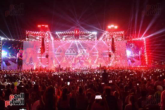 الجمهور يتفاعل مع الهضبة الجمهور يتفاعل مع الهضبة