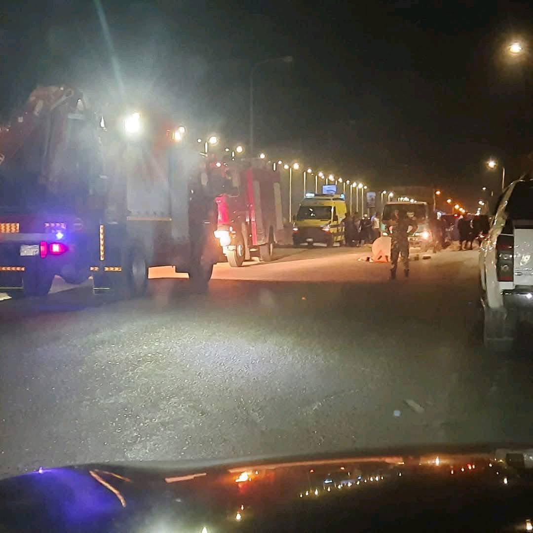 سقوط سيارة بداخلها زوجان فى حفرة بحدائق أكتوبر (1)