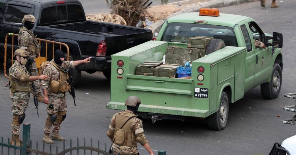 الجيش اللبناني يتسلم دفعة جديدة من سلاح المخيمات ...