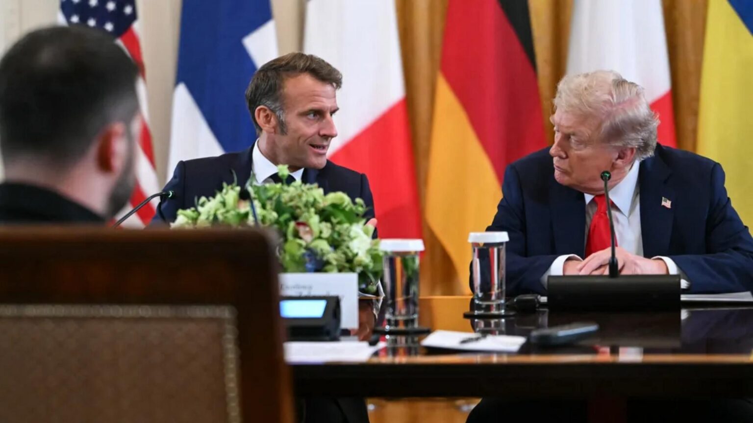 محادثة سرية بين ترامب وماكرون... الميكروفون فضحهما