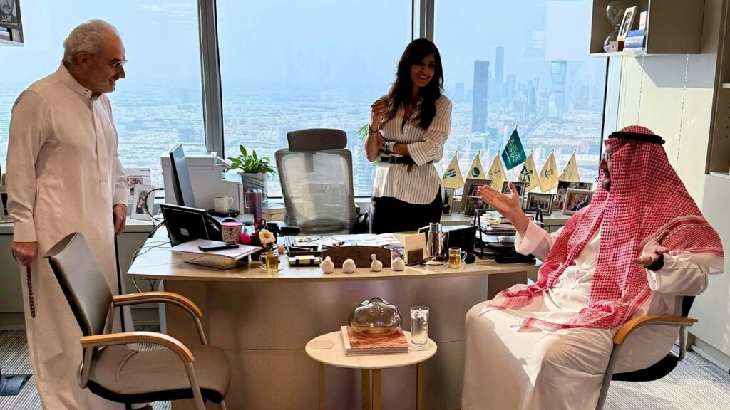 لجين الحربي : متوسط دخلي هو 100 الف ريال.. فيديو