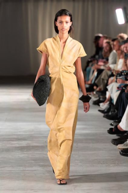 الحقيبة الكبيرة من عرض Cmmn Swdn لربيع وصيف 2026 في كوبنهاغن (انترنت)