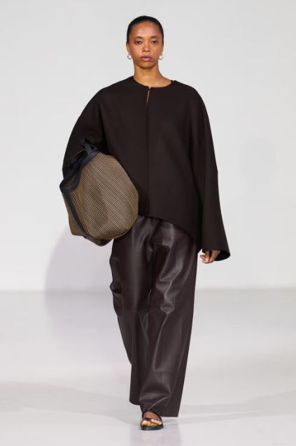 الحقيبة الكبيرة في عرض Freya Dalsjø لربيع وصيف 2026 (انترنت)