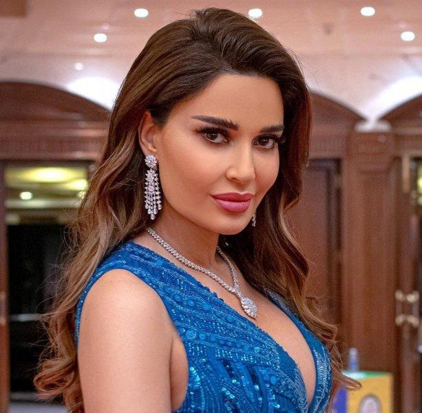 سيرين عبد النور تثير عاصفة من الجدل.. عناق ورقص صاخب مع فنان شهير أمام زوجها! (فيديو)