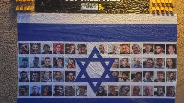 صورة وُضعت مقابل القنصلية الأمريكية في تل أبيب، إسرائيل، 26 أغسطس/آب 2025