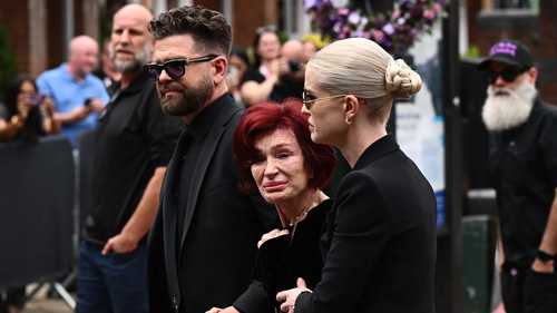 عائلة أوزبورن تودّع أوزي بمجوهرات تعبّر عن مسيرته (صور)