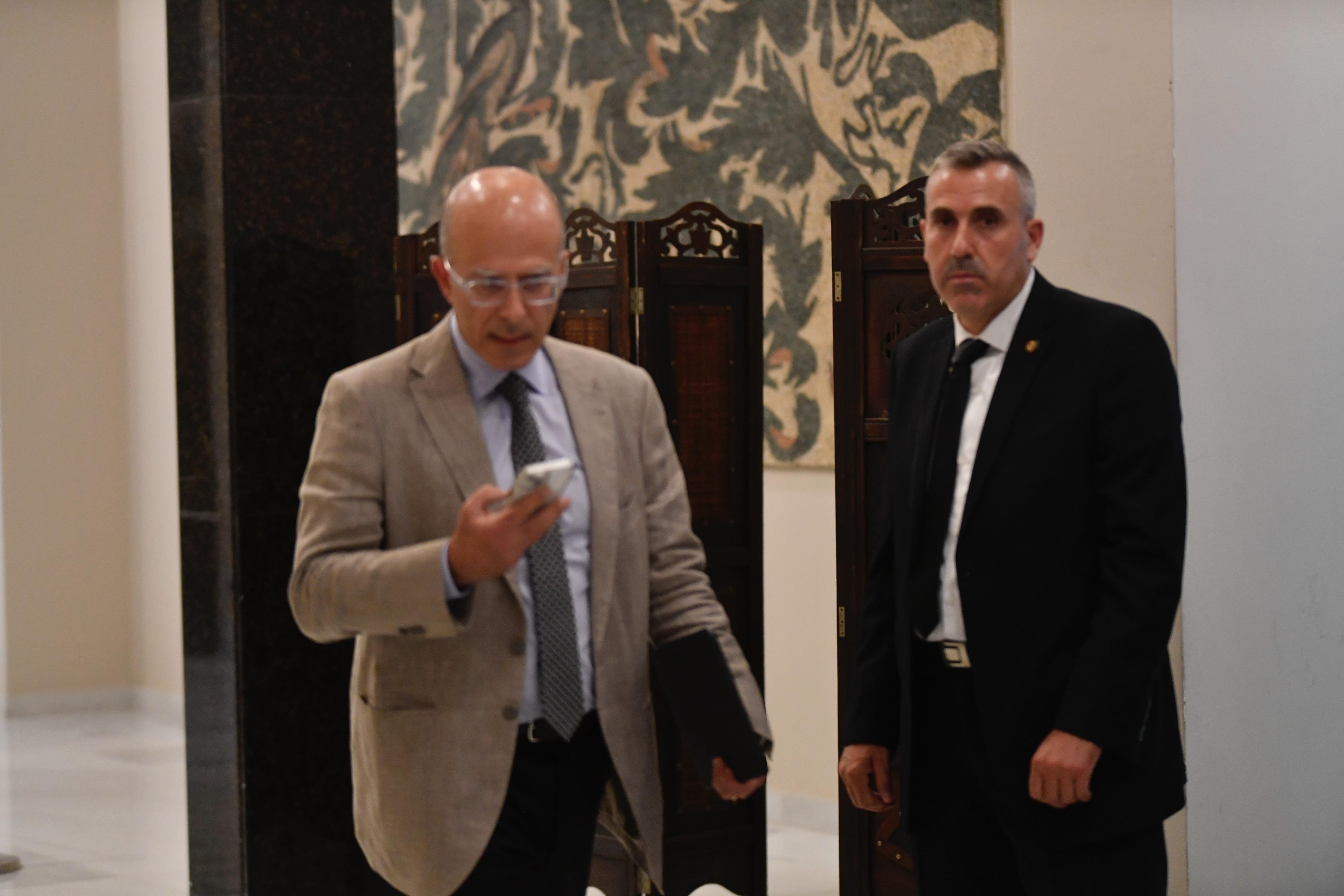 الوزير مكي مغادرا (حسام شبارو)