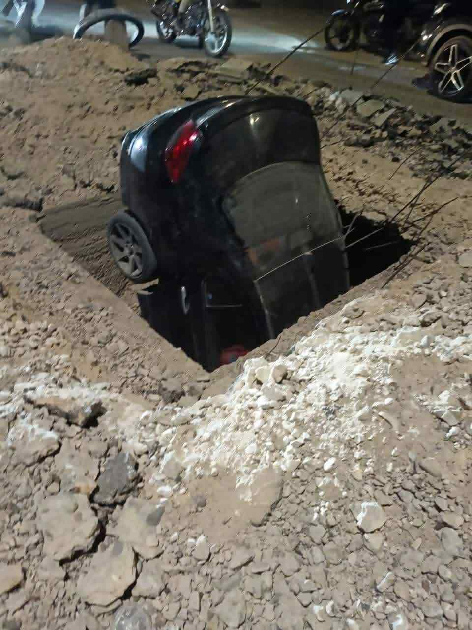 سقوط سيارة بداخلها زوجان فى حفرة بحدائق أكتوبر (3)